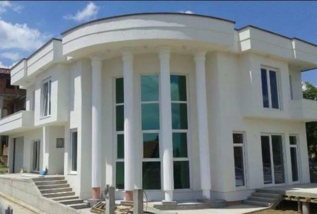 Villa mit Säulenfassade – LAMA Trockenbau Referenz